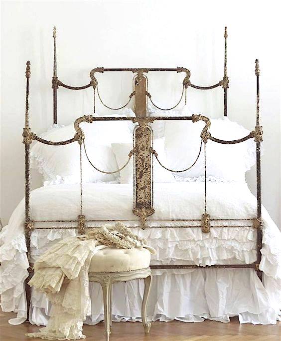 Embracing The Original Chipped Finish Of Vintage Iron Beds   Antique Iron Bed Cathousebeds 